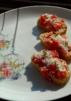 Une photo de Toasts de tomates et chèvre sec
