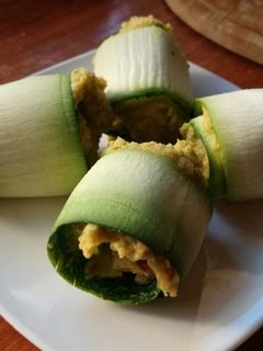 Una foto de Rollitos de zapallo italiano rellenos de hummus