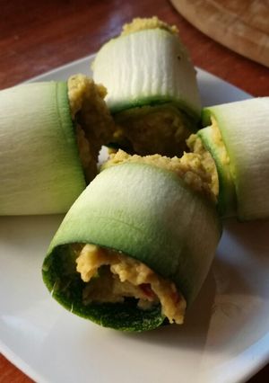 Una foto de Rollitos de zapallo italiano rellenos de hummus