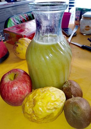 Una foto de Jugo de kiwi, manzana y maracuyá