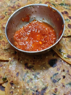 દૂધી અને મેથી ના થેપલા (Dudhi Methi Thepla Recipe In Gujarati) રેસીપી મુખ્ય ફોટો