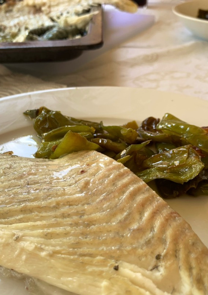 Una foto de Rodaballo al horno con ajo y guindilla