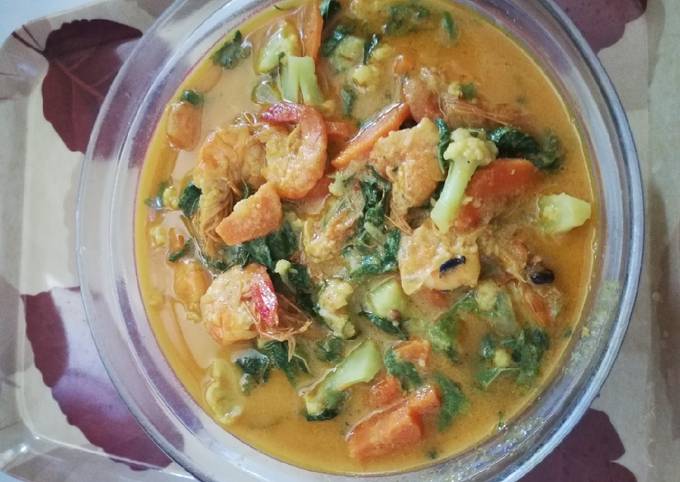 Langkah Mudah untuk Membuat Udang kuah kuning daun singkong Anti Gagal