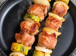 Una foto de Brochettes de Cerdo al Horno 🐷🍢