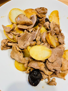 年歲梅子醬燒土豆豬肉片 的食譜成品照片