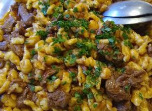 Una foto de Goulash con spaetzle