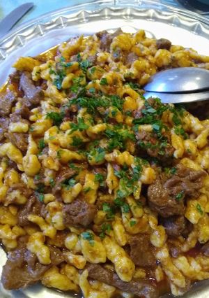 Una foto de Goulash con spaetzle