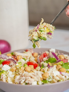 Una foto de Ensalada de garbanzos y pollo