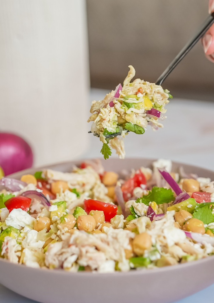 Una foto de Ensalada de garbanzos y pollo