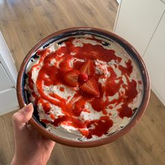 A picture of Eton Mess.