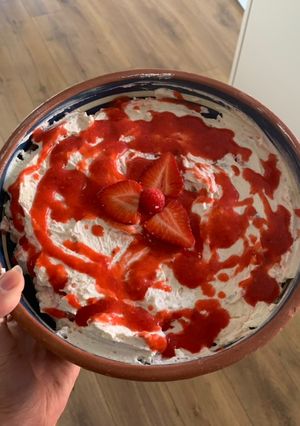 A picture of Eton Mess.