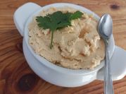 Una foto de pasta con hummus