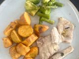 Corvina al horno con camote y espárragos