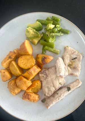 Una foto de Corvina al horno con camote y espárragos