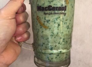 Hình của món Sinh tố yến mạch rau cải bó xôi.