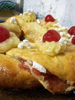 Una foto de Rosca de Pascua trenzada de crema pastelera y membrillo🤩🤩😋