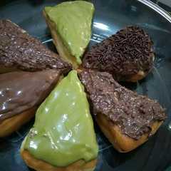 A picture of Donat Pizza Dan roti keset susu.