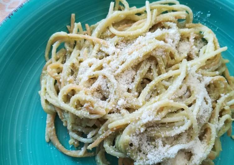 Spaghetti con crema de espárragos