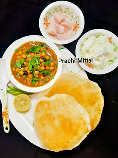 पंजाबी छोले भटूरे (punjabi chole bhature recipe in Hindi) रेसिपी मुख्य फोटो