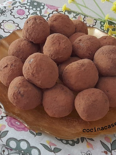 Una foto de Trufas de dátiles y almendras