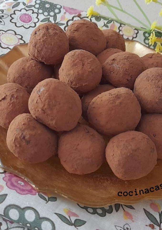 Una foto de Trufas de dátiles y almendras