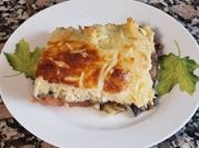 Una foto de pastel de berenjena horno con mozzarella