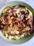 Käse-Kartoffelpüree mit Croutons und Zwiebeln