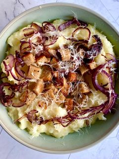 Käse-Kartoffelpüree mit Croutons und Zwiebeln Rezepthauptbild