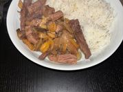 Une photo de bœuf oignons