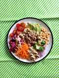 Ensalada multicolor con vinagreta de almendras y castañas
