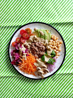 Una foto de Ensalada multicolor con vinagreta de almendras y castañas