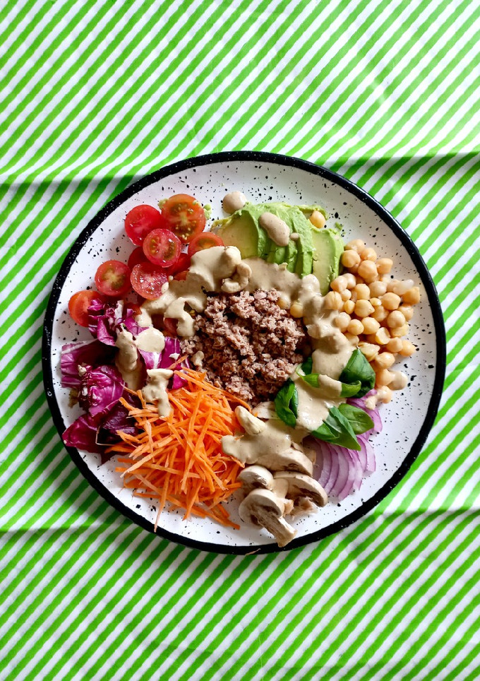 Una foto de Ensalada multicolor con vinagreta de almendras y castañas