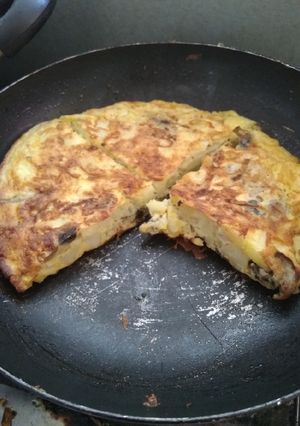 Una foto de Tortilla de papas y champiñones