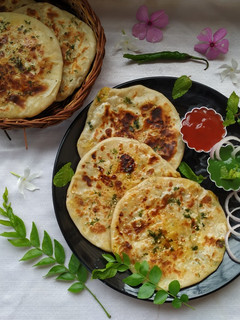 अमृतसरी आलू कुल्छा (aloo kulcha recipe in marathi) रेसिपी चे मुख्य फोटो