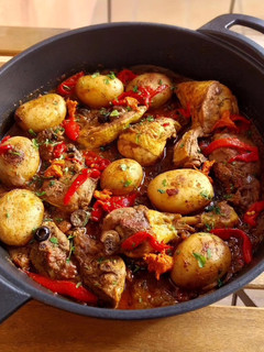 Una foto de Cazuela de pollo estofado a la sobrasada con patatas y olivas negras