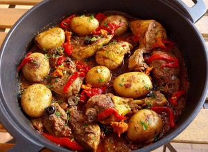 Una foto de Cazuela de pollo estofado a la sobrasada con patatas y olivas negras
