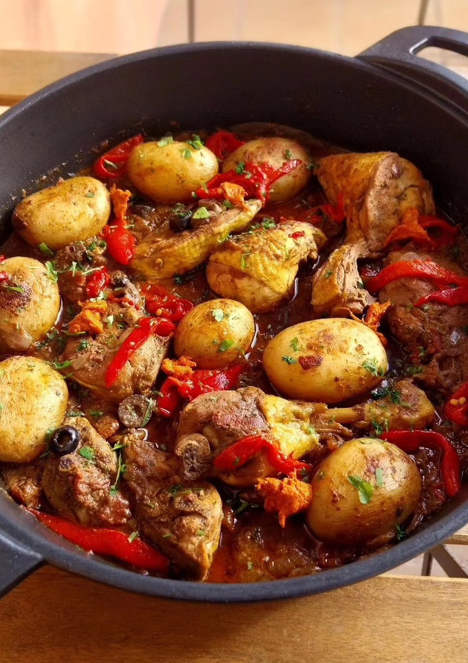 Una foto de Cazuela de pollo estofado a la sobrasada con patatas y olivas negras