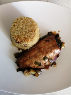 Una foto de Quinoa con salmón & cebollín en salsa unagi