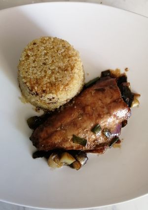 Una foto de Quinoa con salmón & cebollín en salsa unagi