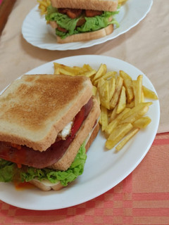 Una foto de Sándwich de pollo de 2 pisos