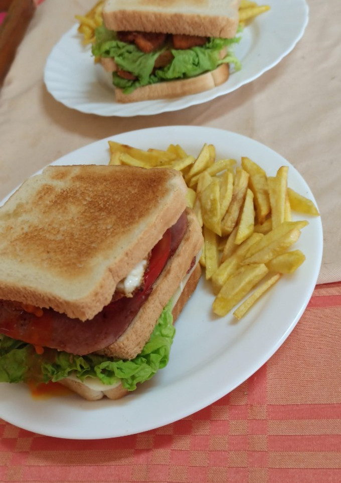 Una foto de Sándwich de pollo de 2 pisos