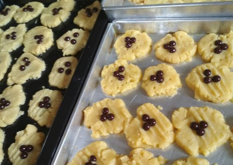 Resep Kue Semprit Mawar (yg gagal bentuk) tapi Rasanya Enakk😁 yang Enak