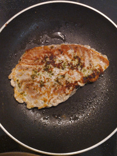 Una foto de Atún rojo a la plancha con ajo y perejil