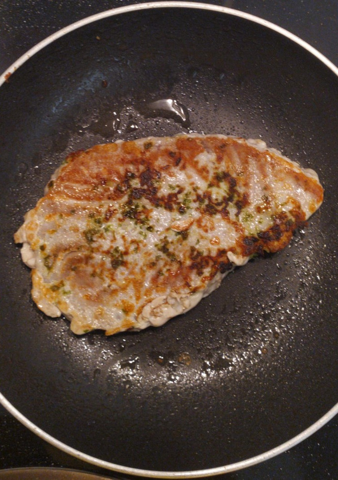 Una foto de Atún rojo a la plancha con ajo y perejil