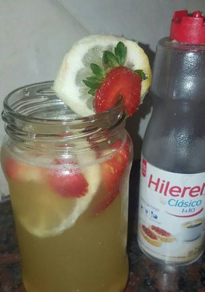 Una foto de Refresco frutal natural depurativo
