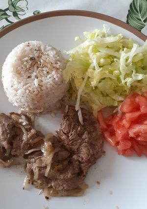 Una foto de Arroz con carne de vacuno y ensaladas