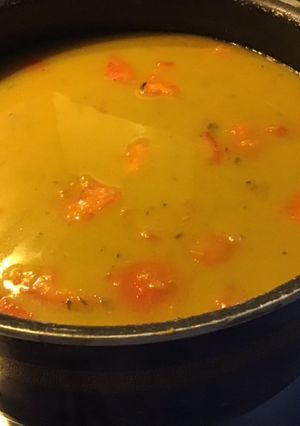 Une photo de Soupe de tomates chou vert et citron confit