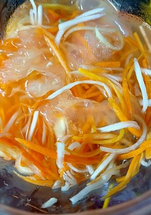 Hình của món Sứa ăn liền ngâm chua ngọt.