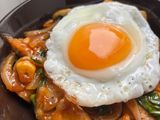 ข้าวหน้าคอหมูผัดพริกเผาไข่ดาว