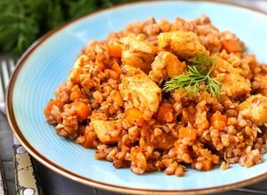 O poză a rețetei Hrișcă cu carne și sos de tomate.